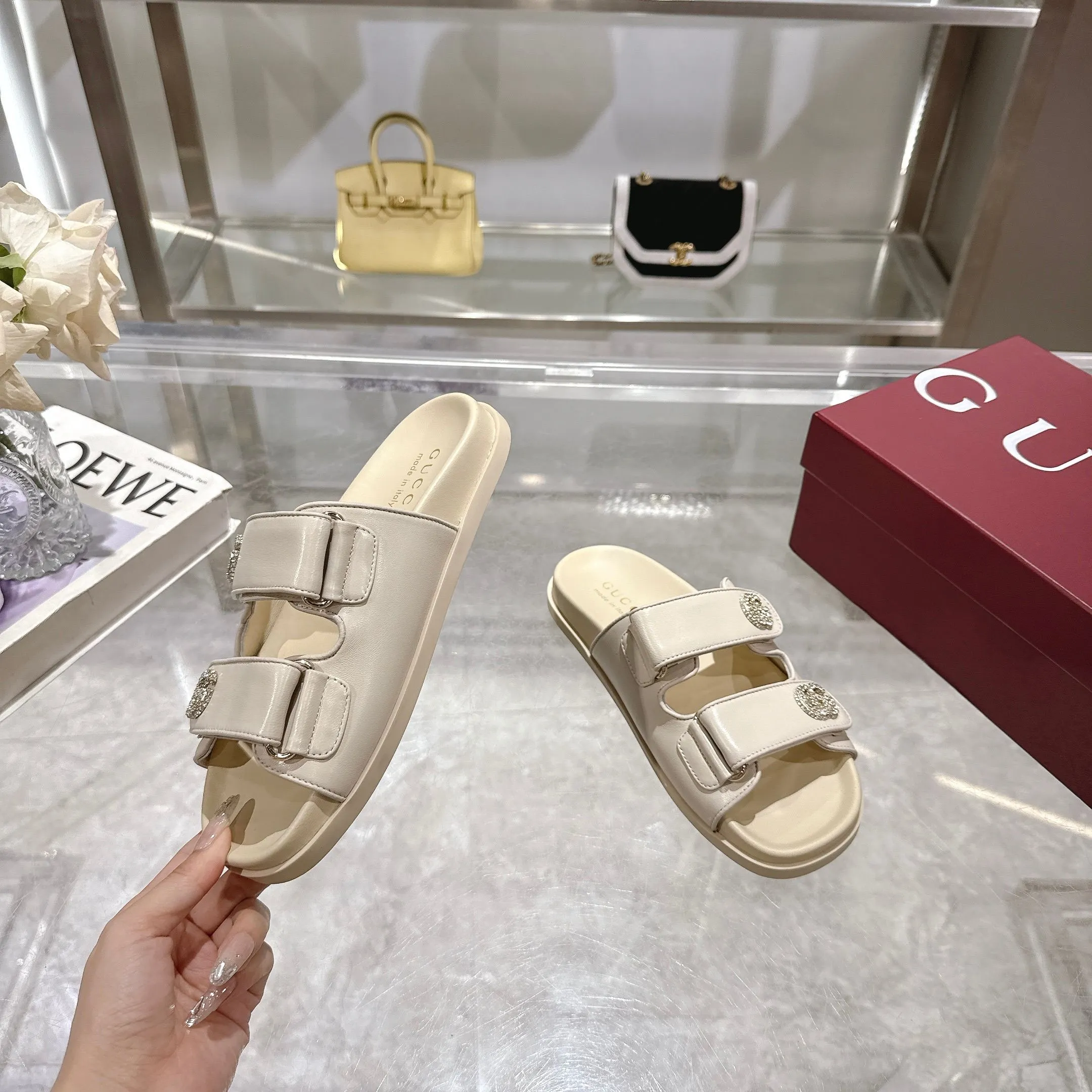 Wholesale direct sales 260👟👟 Gucci’s modern design aesthetic explores the path of unique craftsmanship, cleverly integrating the brand’s classic elements with its beloved brand identity. The sandal is embellished with the beloved Double G hardware, adding a touch of understated branding to the design, complementing the versatility of the Velcro straps. Women Light gold tone hardware Sheepskin lining Double G Rubber sole Velcro fastening Flat sole